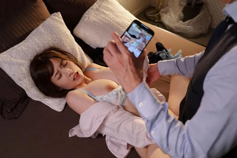 Cấp trên chuốc thuốc em thư ký bắt địt cả đêm khi đi công chuyện xa