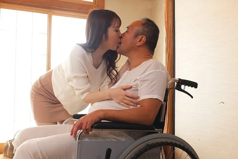 Vợ của con trai hiếu thảo chăm sóc bố gã chồng tàn tật