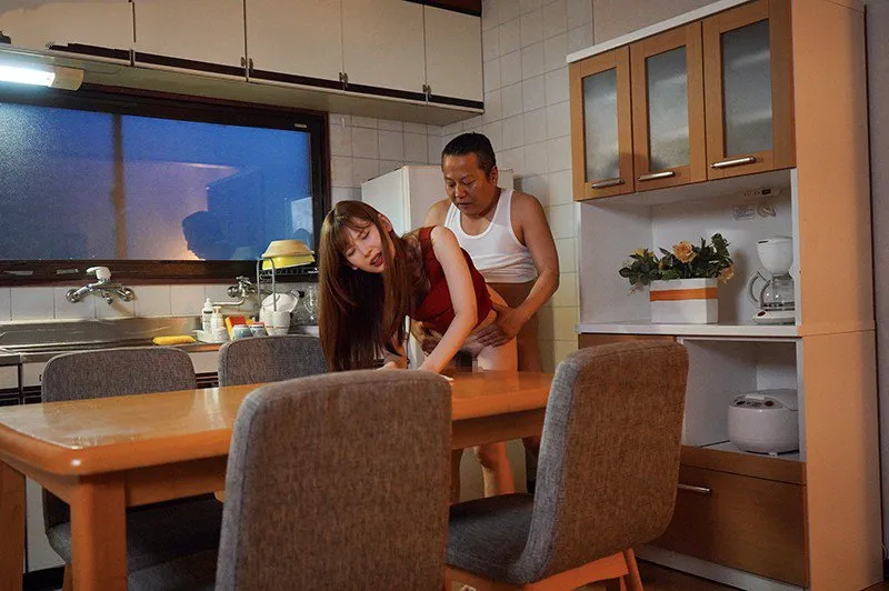 Con gái bị người chồng mới của mẹ nắc mỗi ngày, cho dù đã có người yêu