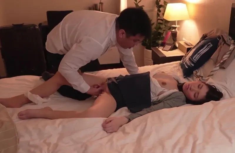 Biết em thư ký sắp kết hôn, tiền bối chuốc thuốc mê chịch cô nàng cả đêm trong chuyến công tác