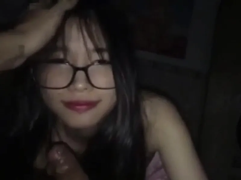 Vợ yêu đi ca đêm, lẻn sang trọ để em học sinh kính cận liếm cu